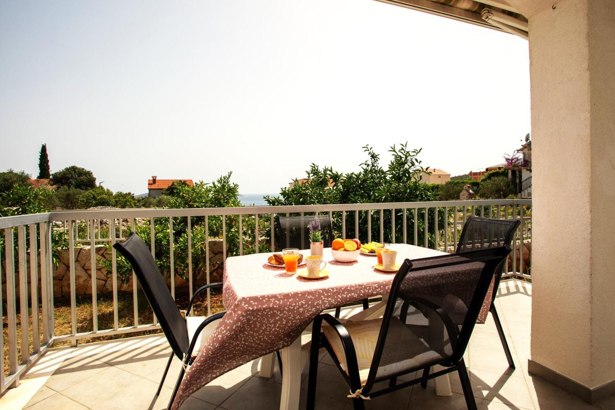 Holiday House Nena With Pool Vinišće Kültér fotó