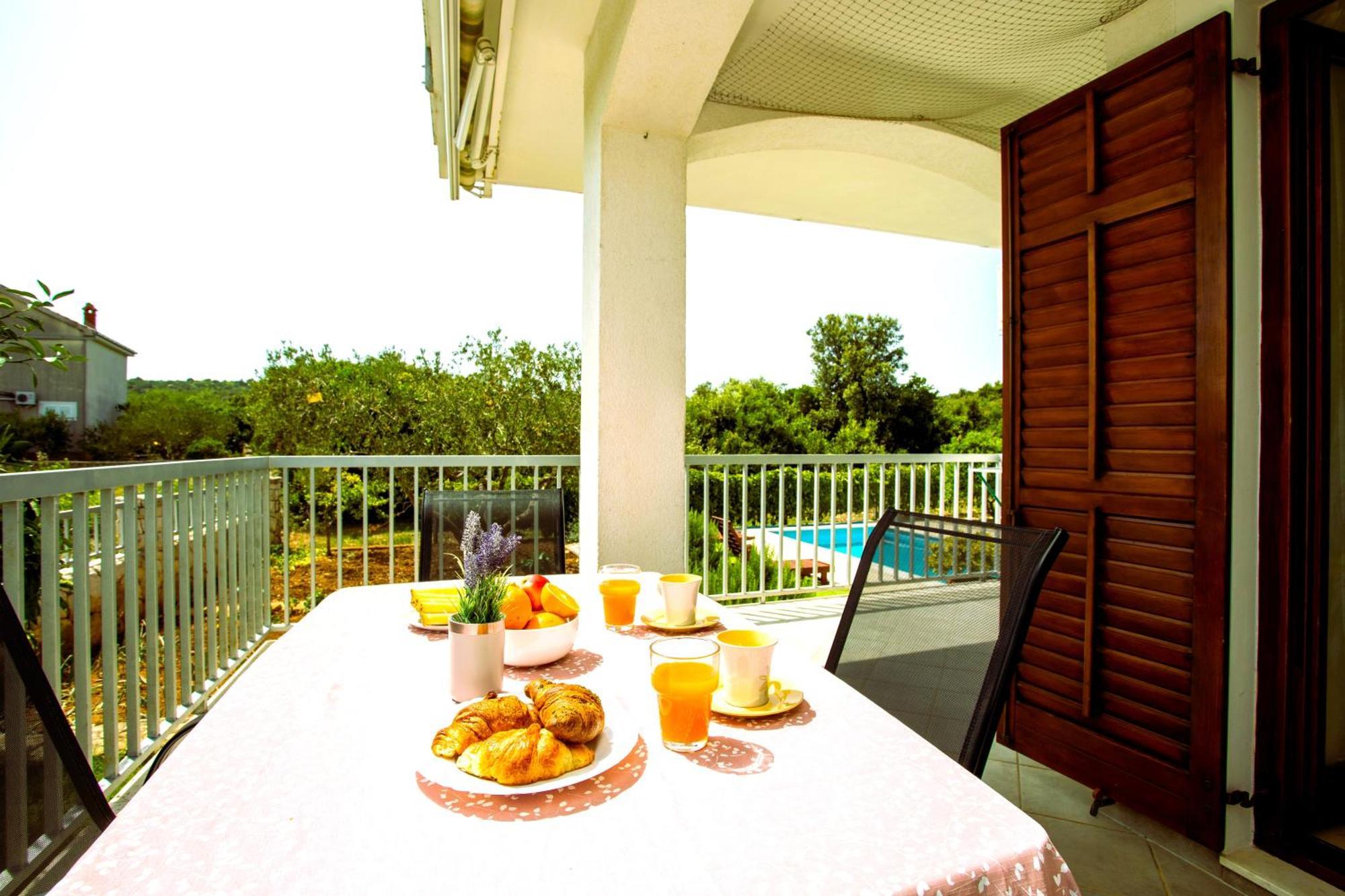 Holiday House Nena With Pool Vinišće Kültér fotó