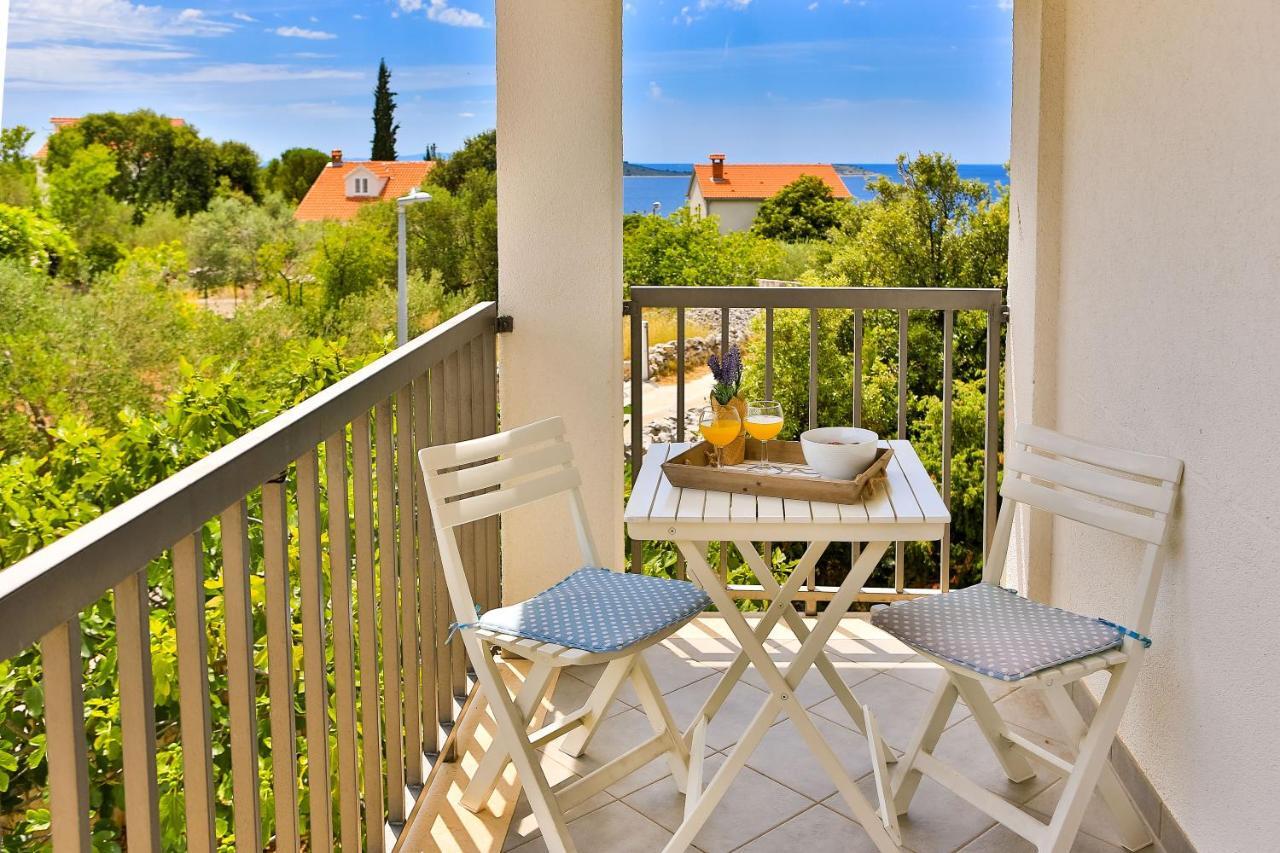 Holiday House Nena With Pool Vinišće Kültér fotó
